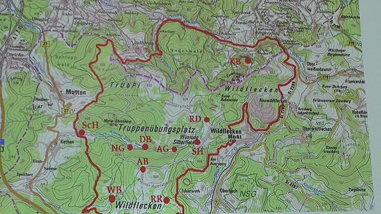 Matthias Elm hat zur Buchvorstellung eine Übersichtskarte zu den  abgesiedelten Dörfern erstellt. Foto: Marion Eckert