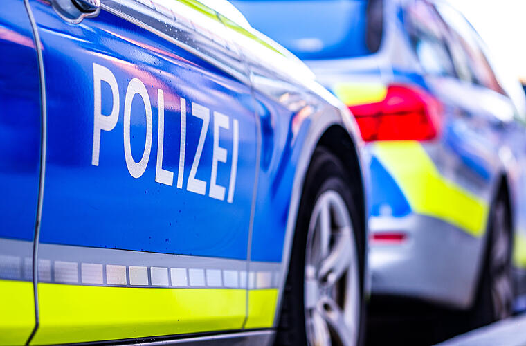 Hallstadt: Betrunkener rammt Autos und greift Polizisten an