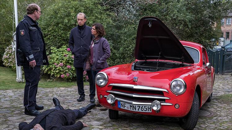 Dekorative Leiche neben ebensolchem Oldtimer: Chef-Ermittler Carl Sievers (Peter Heinrich Brix, zweiter von rechts), Kollegin Ina Behrendsen (Julia Brendler) und Polizist Schneider (Stephan A. Tölle, links) finden den toten Friedel Tanner (Dieter Flechsenberger) neben seinem Wagen.