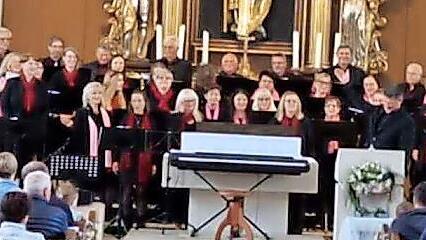 Gospelchor „gospel & more“ beim Auftritt.