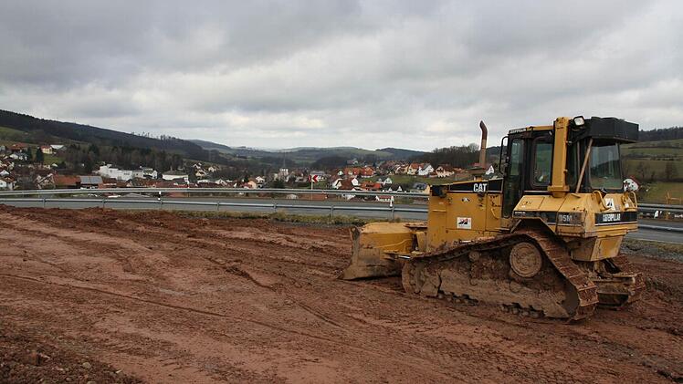 Entlang der Serpentine wird bereits Boden eingebaut. Fotos: Ralf Ruppert