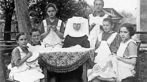 Als "Handarbeitsschwester" war Schwester Berchmana bekannt, hier im Kreise einiger Schülerinnen bei Stickarbeiten.  Foto: Archiv Feuerwehr Hausen