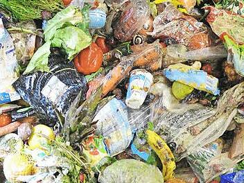 Bio- mit Restmüllanteilen, aufgenommen in der mechanischen Aufbereitungsanlage der Biogasanlage der Stadtreinigung in Hamburg. Im Coburger Müllheizkraftwerk wird Biomüll mitverbrannt, ohne ihn vorher in Gas umzuwandeln. Foto: Chrsitian Charisius/dpa