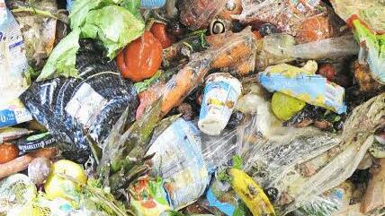 Bio- mit Restmüllanteilen, aufgenommen in der mechanischen Aufbereitungsanlage der Biogasanlage der Stadtreinigung in Hamburg. Im Coburger Müllheizkraftwerk wird Biomüll mitverbrannt, ohne ihn vorher in Gas umzuwandeln. Foto: Chrsitian Charisius/dpa