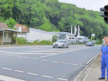 Richard Distler an der Ampel, an der es regelmäßig drunter und drüber geht  Foto: Petra Malbrich