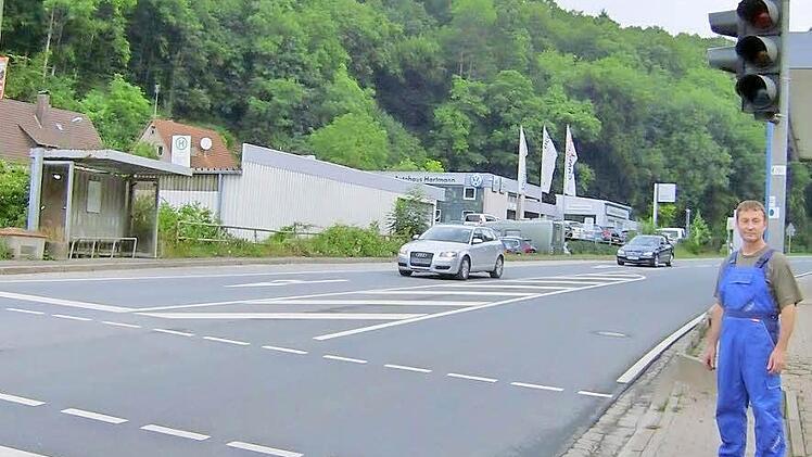 Richard Distler an der Ampel, an der es regelmäßig drunter und drüber geht  Foto: Petra Malbrich