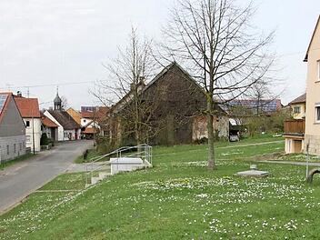 Die Hauptstraße durch Losbergsgereuth wird vom Landkreis ausgebaut. Auch die Nebenstraße am Wasser-Container (im Vordergrund)gehört zu dieser Maßnahme. Foto: Ralf Kestel