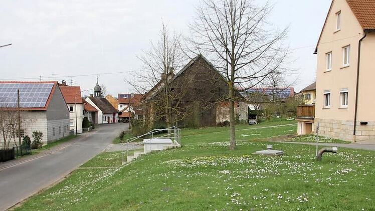 Die Hauptstraße durch Losbergsgereuth wird vom Landkreis ausgebaut. Auch die Nebenstraße am Wasser-Container (im Vordergrund)gehört zu dieser Maßnahme. Foto: Ralf Kestel