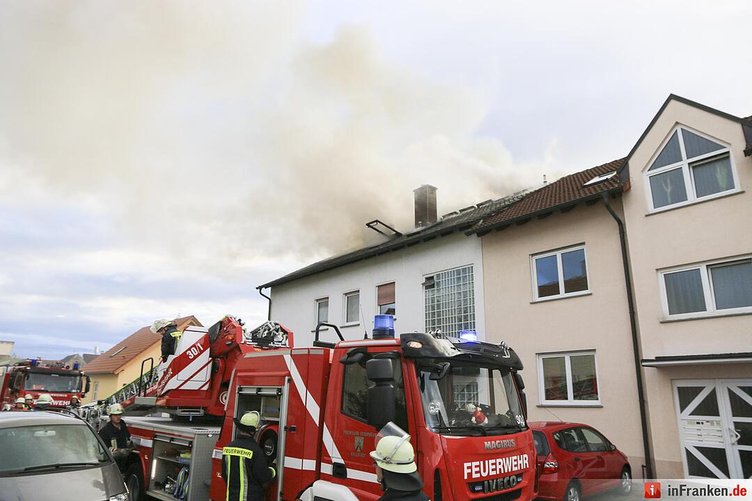 Dichte Rauchwolke ueber Hallstadt - Feuer in Kinderzimmer ausgebrochen