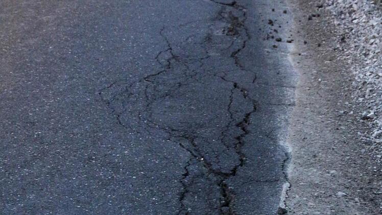 Risse wie an der Staatsstraße bei Schlichenreuth werden größer.