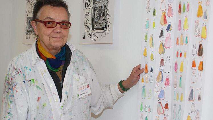 Anneliese Raab (89) betreibt Recycling-Kunst: Sie fertigt aus ausrangierten Plakaten, Kassenrollen oder anderen Dingen  kreative Objekte. Foto: Sonny Adam