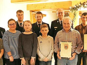 Die Geehrten, G&auml;ste und Vorstandsmitglieder der Serkendorfer Ortswehr (von links): Luca Dinkel, Norbert Wohlleben, Alina Krapp, Florian Zurek, Eva-Maria Weis, Christian Dinkel , Lars Dinkel, Siegfried Hammrich, Wilhelm Kerner, Dominik N&uuml;sslein und Stefan Dinkel Foto: Gerd Klemenz