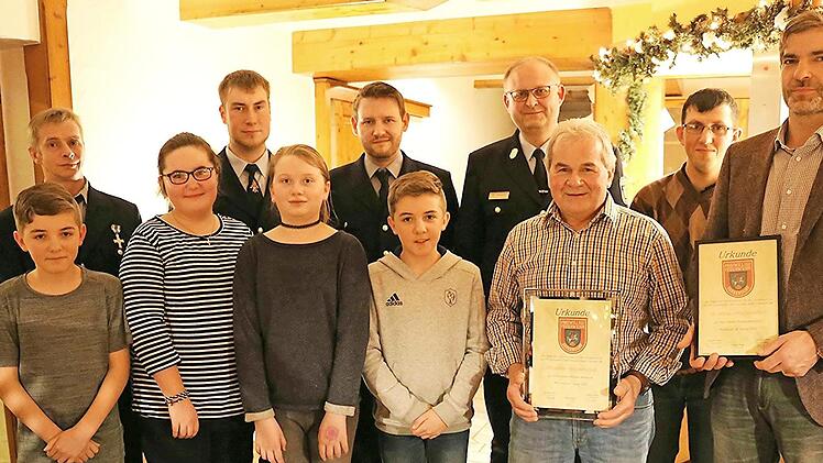 Die Geehrten, G&auml;ste und Vorstandsmitglieder der Serkendorfer Ortswehr (von links): Luca Dinkel, Norbert Wohlleben, Alina Krapp, Florian Zurek, Eva-Maria Weis, Christian Dinkel , Lars Dinkel, Siegfried Hammrich, Wilhelm Kerner, Dominik N&uuml;sslein und Stefan Dinkel Foto: Gerd Klemenz