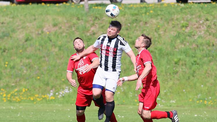 Felix Glöckner (Mitte) und sein FSV Krum sind hochmotiviert und wollen die Erfolgsserie in Oberschwarzach nicht abreißen lassen. Foto: Naumann