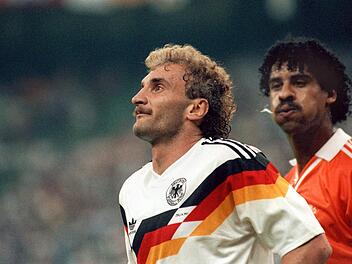 Frank Rijkaard bespuckte Rudi Völler im WM-Achtelfinale 1990. Die Situation sorgte für Aufsehen rund um den 2:1-Sieg der DFB-Elf gegen die Elftal. Foto: Martina Hellmann / dpa