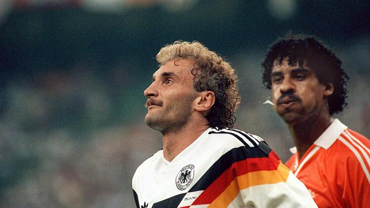 Frank Rijkaard bespuckte Rudi Völler im WM-Achtelfinale 1990. Die Situation sorgte für Aufsehen rund um den 2:1-Sieg der DFB-Elf gegen die Elftal. Foto: Martina Hellmann / dpa