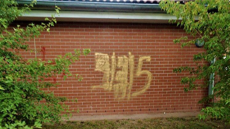 Diese Schmierereien haben Unbekannte an der Aischgrundhalle in Adelsdorf hinterlassen. Foto: Britta Schnake