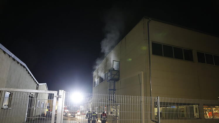 Rauch dringt aus Lagerhalle in Nürnberg: Tabak in Brand geraten