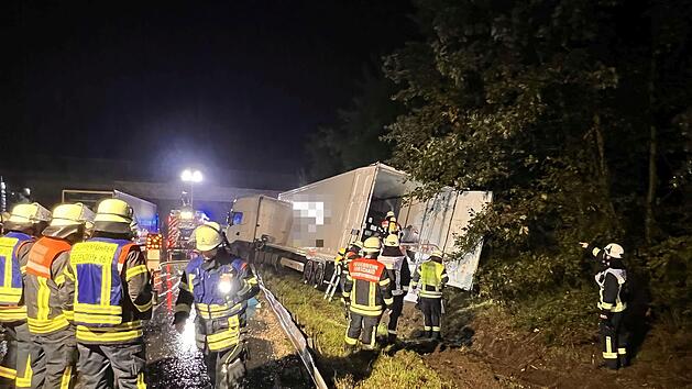 Sattelzug mit Gefahrgut kommt von Fahrbahn ab: 150 Meter Leitplanke niedergewalzt