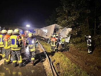 Sattelzug mit Gefahrgut kommt von Fahrbahn ab: 150 Meter Leitplanke niedergewalzt