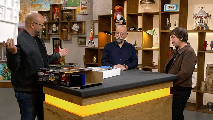 Bevor er das Spielsystem &ouml;ffnete, fragte Deutschmanek sicherheitshalber: "Darf ich?"