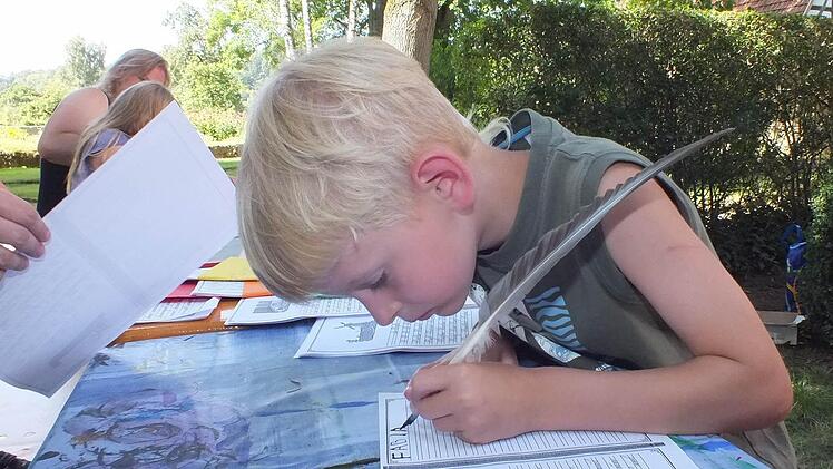 Fabian Gessner beim Schreiben mit dem Federkiel