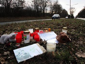 Freunde haben an der Unfallstelle Kuscheltiere, Engel und Kerzen aufgestellt und Abschiedsbriefe hinterlassen. Foto: Josef Hofbauer