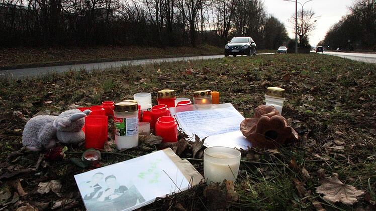 Freunde haben an der Unfallstelle Kuscheltiere, Engel und Kerzen aufgestellt und Abschiedsbriefe hinterlassen. Foto: Josef Hofbauer