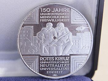 Diese 10-Euro-Gedenkmünze hat die Sparkasse Kulmbach-Kronach aufgelegt. Der Anlass: das 150-jährige Bestehen des Roten Kreuzes, das auf die Initiative von Henry Dunant anno 1863 zurückgeht. Fotos: Jochen Nützel
