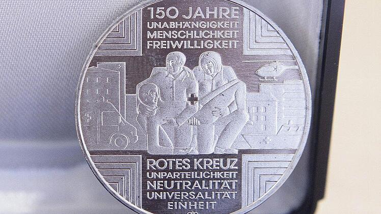 Diese 10-Euro-Gedenkmünze hat die Sparkasse Kulmbach-Kronach aufgelegt. Der Anlass: das 150-jährige Bestehen des Roten Kreuzes, das auf die Initiative von Henry Dunant anno 1863 zurückgeht. Fotos: Jochen Nützel