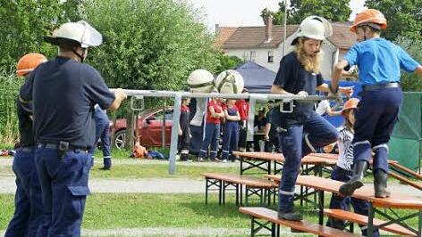 Mal über, mal unter dem Tisch durch mussten die Teams mit der Tragbahre - natürlich ohne die beiden Fußbälle zu verlieren.