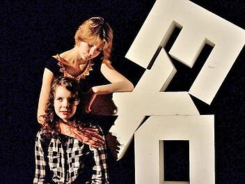 Fanny Schmidt und Tina Hofmann mit den multifunktionalen Buchstaben, die am Ende die Wörter "Tod" und "Sex" ergeben. Foto: Sebastian Worch