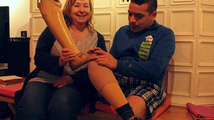 Bettina Fröba-Schultheiß und Sorin sind froh, dass die alte Prothese endlich ausgedient hat. Foto: Ulrike Nauer