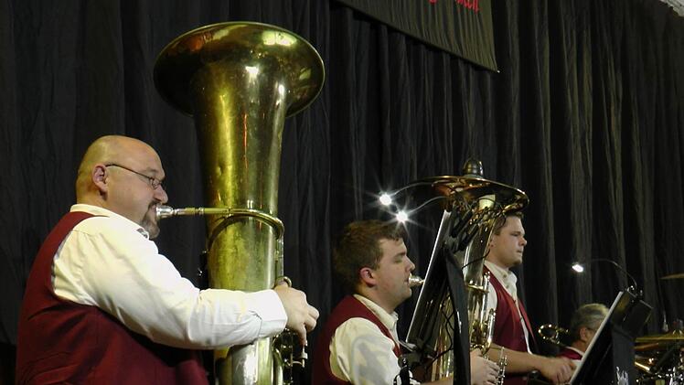 Der Vorsitzende des Musikvereins Stettfeld, Michael Then (links), an seiner Tuba.
