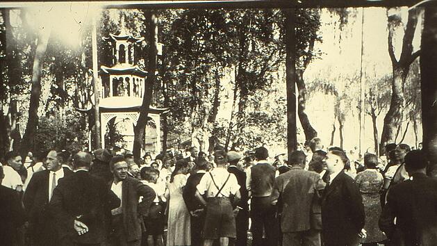 Bestaunt wurde im einstigen Volksgarten in der Blaich der grazile, mehrst&ouml;ckige Holzturm.  Stadtarchiv