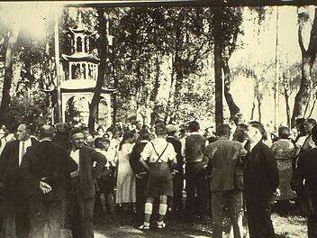 Bestaunt wurde im einstigen Volksgarten in der Blaich der grazile, mehrstöckige Holzturm.  Stadtarchiv