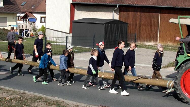 Singend zog der Nachwuchs durch das Dorf: