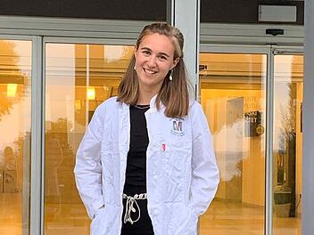 Der weiße Arztkittel steht ihr bereits gut: Doch bevor sie als Medizinerin tätig werden kann (natürlich im Coburger Land!) nimmt Amelie Schwerdt den Umweg über Split.Foto: privat