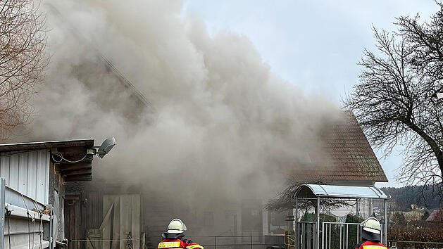 Kreis Bayreuth: Dachstuhl in Flammen - Feuerwehr verhindert bei nervenzehrendem Einsatz Schlimmeres