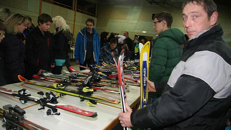 Hans-Jürgen Müller sucht ganz gezielt nach einer Skiausrüstung für seine Tochter: 1,30 Meter lang sollen die Skier sein.