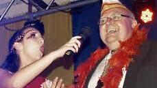 Lisa Borst und Bürgermeister Siegfried Erhard singen.