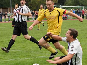 War das der Befreiungsschlag? Jedenfalls hat sich der FC 08 Zeil durch einen 3:0-Heimsieg über die DJK Fürnbach ans hintere Mittelfeld der Kreisklasse Schweinfurt 3 herangekämpft. Der Zeiler Schneidawind (am Boden) schlägt gerade noch vor dem Fürnbacher Rainer Wazanini (Mitte) den Ball ins Toraus. Links FC-Stopper Jens Fritzmann. Am Sonntag sind die Zeiler in Steinsfeld gefordert.
