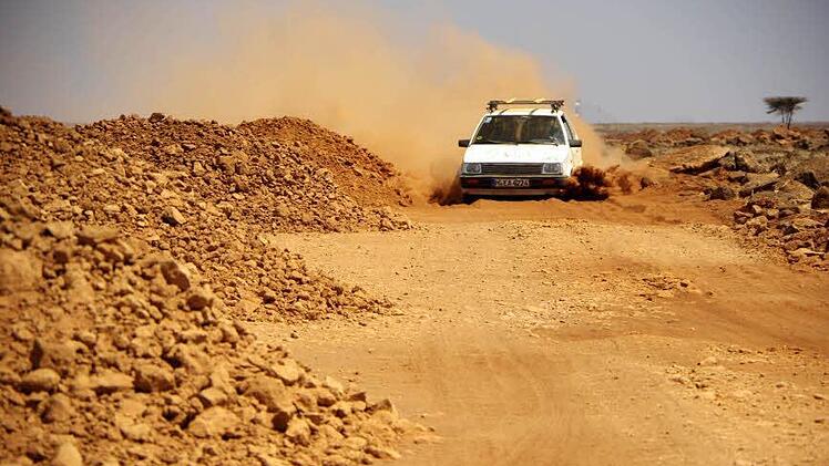 Der Nissan wühlt sich durch Wüstensand. Foto: privat
