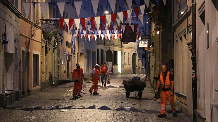 Der Dreck muss weg von der Straße. Von Hand wird vorgekehrt, den Rest erledigen Maschinen. Foto: Sabine Christofzik