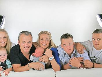 Eine fotogene und fotografische Familie: Heidi mit Rosi (von links), Markus und Bianca mit Coco, Mario und Nico. Foto: Gabriele Sell