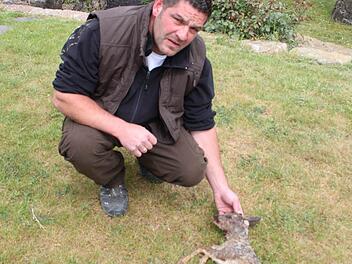 Daniel Lohfink mit einem von einem Hund getöteten jungen Reh. Foto: Thomas Mäuser