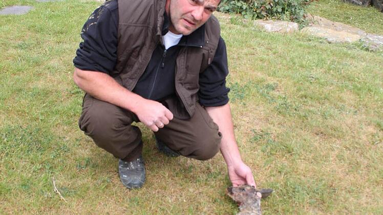 Daniel Lohfink mit einem von einem Hund getöteten jungen Reh. Foto: Thomas Mäuser