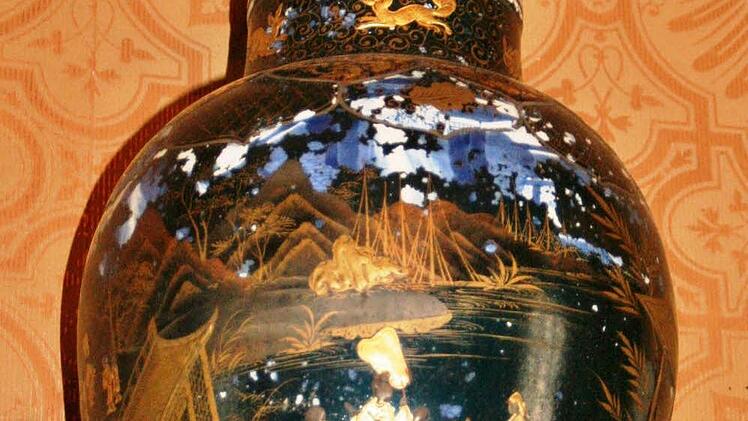 Eines der wertvollsten Stücke: die schwarze chinesische Vase . Foto: Werner Vogel