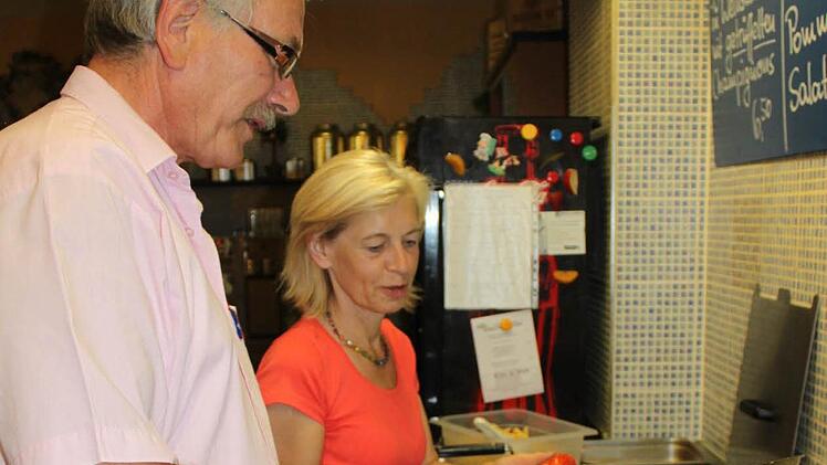 Privat und in der Gastronomie ein Team: Marita und Wolfgang Kiesewalter, die künftig neben dem Restaurant "La Lista" im "Fritz"-Einkaufszentrum auch das "Bärenstübla" in Zultenberg übernehmen. Foto: Stephan Tiroch
