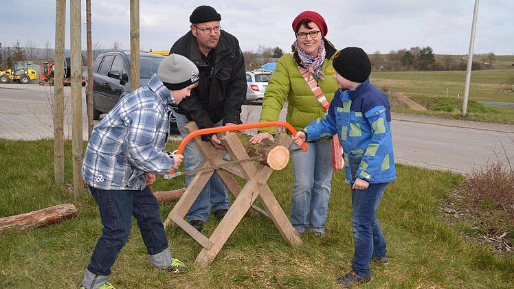 Familie Kleinhenz in Aktion: Söhne Anton (rechts) und August sägen, Peter und Jutta halten fest. Foto: Kathrin Kupka-Hahn